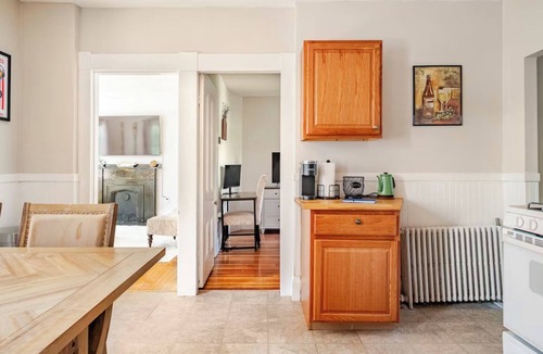 Salem Apartment | Witch City Retreat w/Tiki Bar