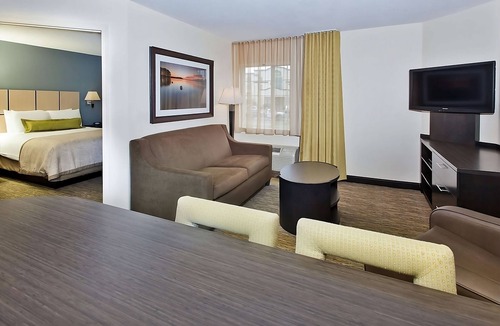 Southfield Hotel | Wonderful Place To Stay! 2 Relaxing Rooms w/Living Room, FREE Parking