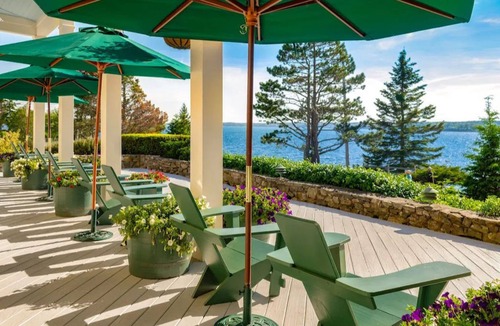 Boothbay Harbor Cabin | Woodland ADA Lodge | Porch + Spa Access