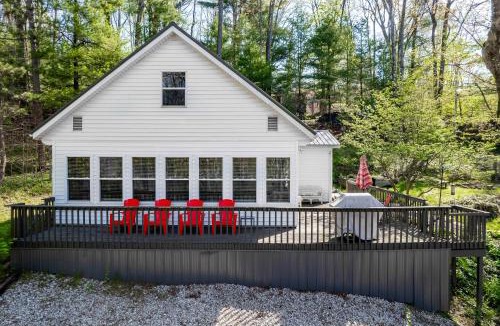 New Rumley House | Woodland home with workspace and TV