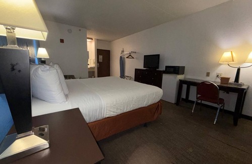 Greenwich Hotel | Woodland Inn & Suites Extended Stay - 1 King Bed Non Smoking
