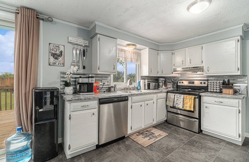 Williamsburg House | Woodland Retreat with Game Room