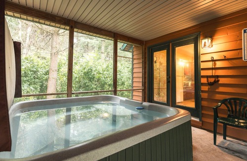Laurelville Cabin | Woodland view-Cedar Cottage