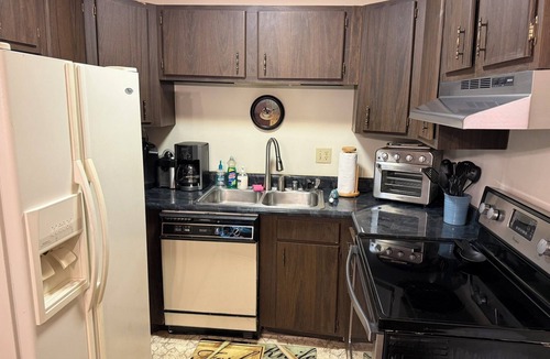 Bronston Condo | Woodson Bend Condo. Golf, Pool, Restaurant, Entertainment & More! Near Burnside.