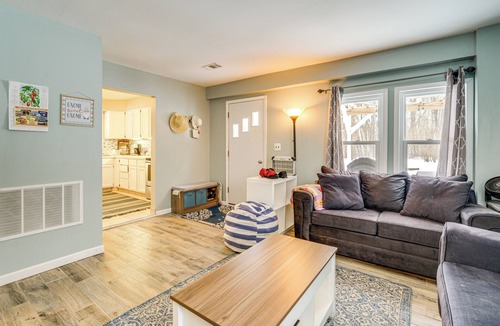 Applegate Cabin | Woodsy & Charming! Applegate Cabin w/Large Yard