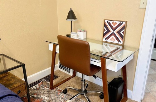 Minot Apartment | 🐞 Workstation + 65" Smart TV + Laundry + Free Wi-Fi