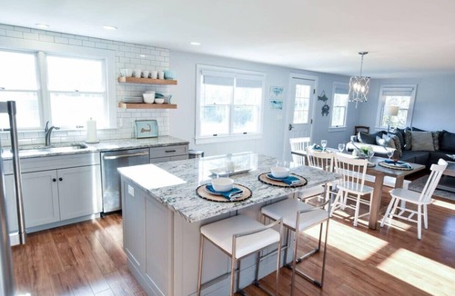 South Chatham House | Wrap-Around Porch Mins. to Beach!