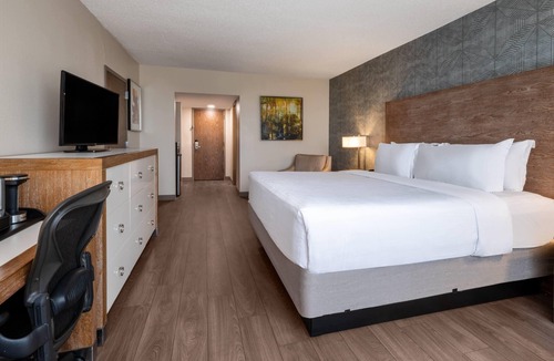Wayne Hotel | Wyndham Indianapolis Airport