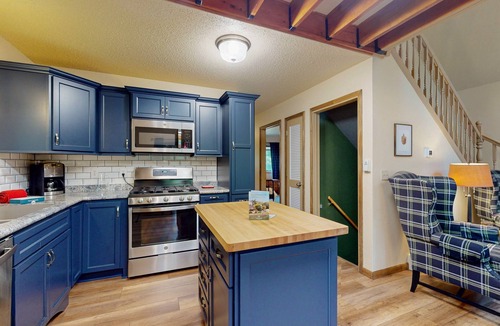 Hazelhurst House | Year-round Northwoods retreat on quiet lake near Minocqua