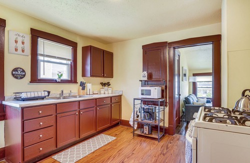 Youngstown Apartment | Youngstown Apartment: 2 Mi to Lake Newport!