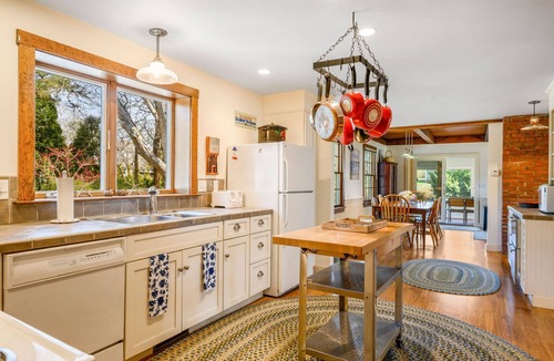 Northwest Harwich House | Your Cape Getaway – Beach Plum Cottage