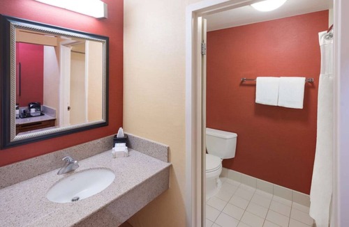 Auburn Hills Hotel | Your Home Away From Home! Two Lovely Units, With Swimming Pool, Parking!