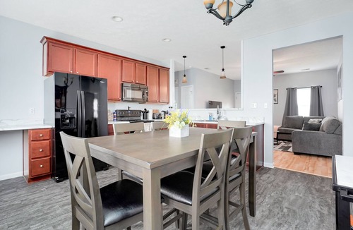 Park Duvalle House | Your Kentucky Home |3BR, Sleeps 9|