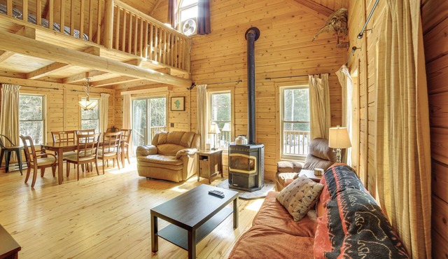 1/4 Mi to Hiawatha Forest Trails! Outdoor Retreat