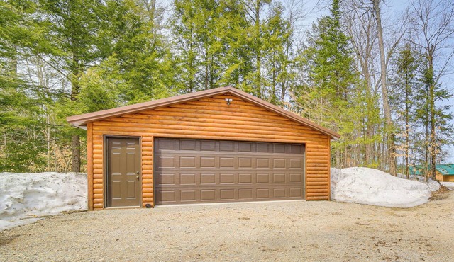 1/4 Mi to Hiawatha Forest Trails! Outdoor Retreat
