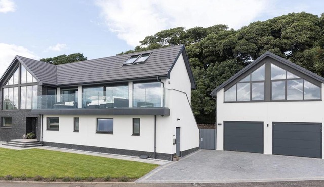 1 Bed Studio - Sleeps 4 - Parking - Wifi