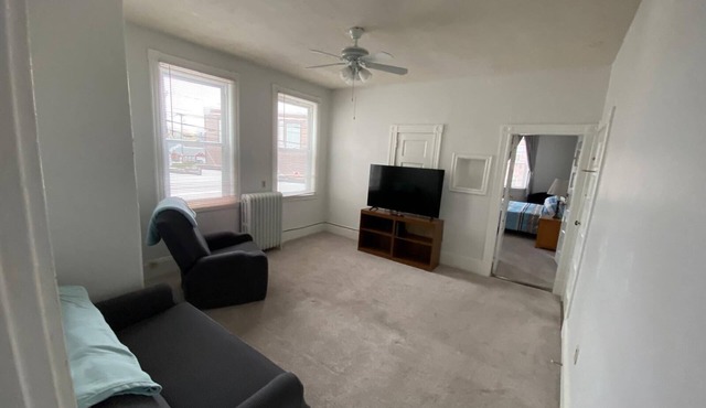 1-bedroom apt. in Revere with WiFi and AC. 10 min walk to beach and T-stop.