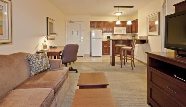 1 Bedroom | Free Breakfast + Pool Access