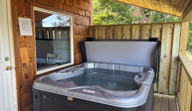1 bedroom lake front cabin with outdoor hot tub