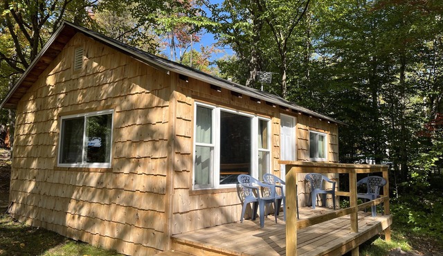 1 bedroom lake view cabin. Pet friendly.