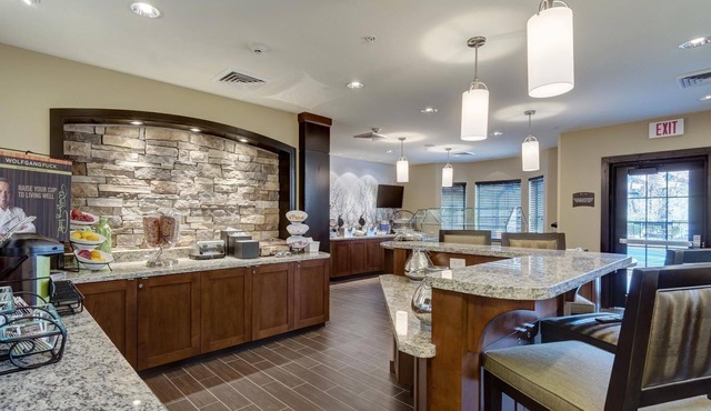 1 Bedroom Suite | Free Breakfast + BBQ Area | Near Edward Jones! Great for Business Travelers!