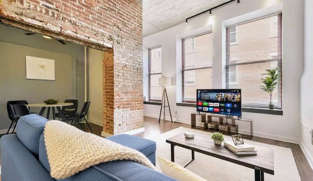 1 BR Downtown Pittsburgh with Best Roof Top View