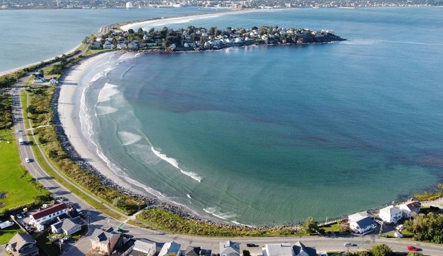 1 BR Penthouse Apartment Overlooking Short Beach in Nahant