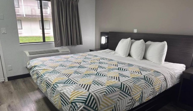 1 King Bed | Non-Smoking