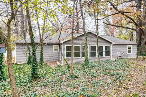 1 Mi to Dtwn Newburgh: Quiet Home w/Yard!