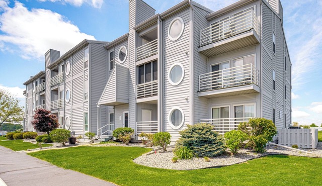 1 Mi to Ferry: Port Clinton Condo w/Beach View!