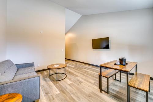 1 MI to Lighthouse Beach: Sleek Studio Apt