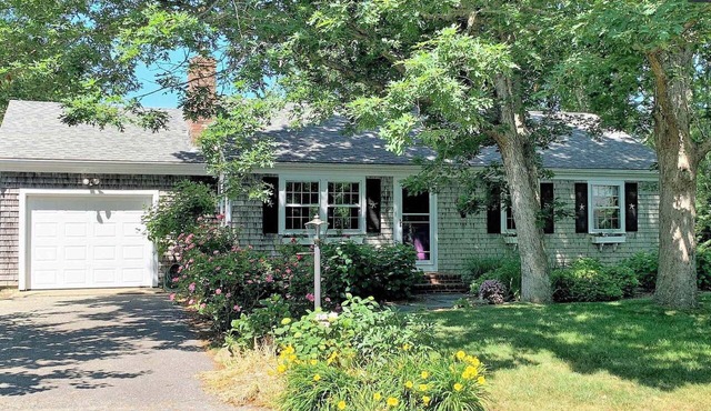 1 Mile to Nauset Beach! Family and Dog Friendly!