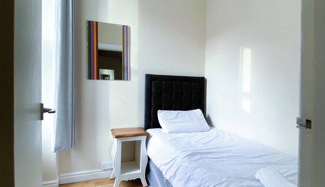 1 Minute From Royal Mile, Large 5 Bed Apartment
