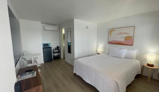 1 Queen Bed