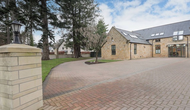 1 THE COACH HOUSE, pet friendly, with hot tub in Elgin