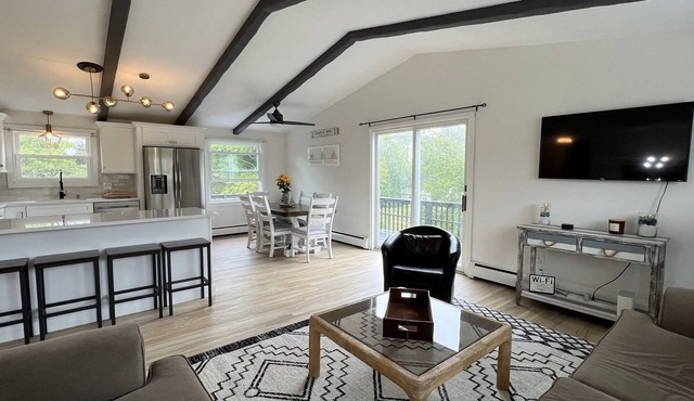 10-min walk to SK Town Beach/4 bed 2-bath home in Blackberry Hills neighborhood