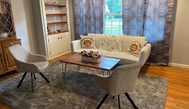 10 minutes to Downtown Cleveland - Entire 3B/1Bath Pets Allowed