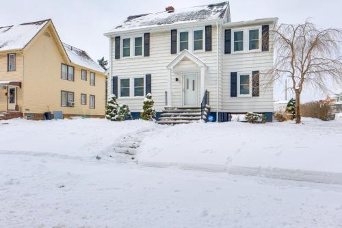 11 Mi to Dtwn Cleveland: Family Home w/Yard