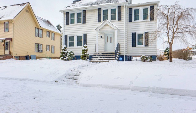 11 Mi to Dtwn Cleveland: Family Home w/ Yard