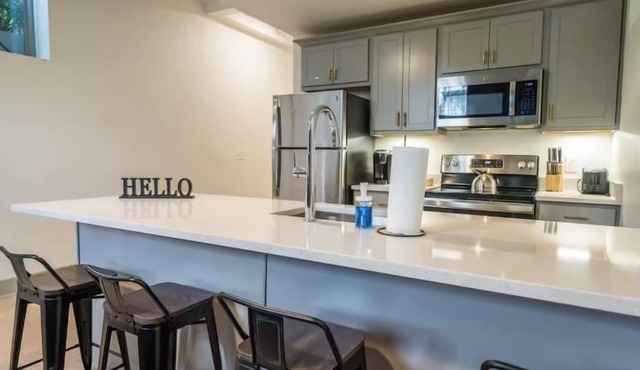11-Unit Cozy Loft w/Free Parking | Med District