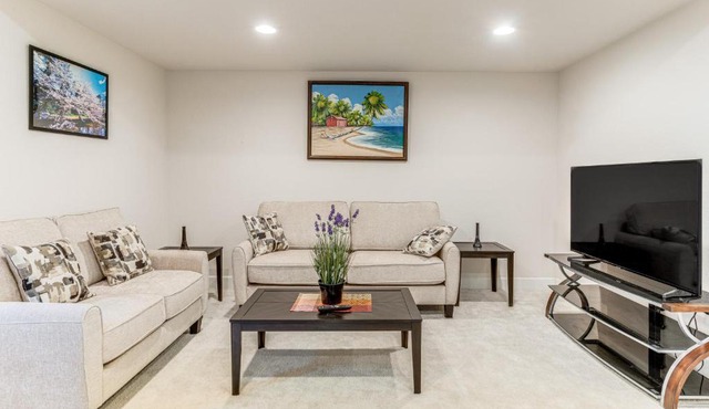 12 Mi to Hospitals: Modern Apartment in Aurora!