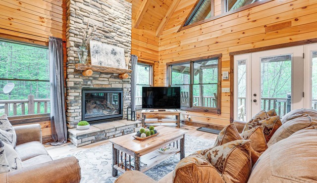 15 Mi to Hocking Hills: Secluded Cabin w/Hot Tub