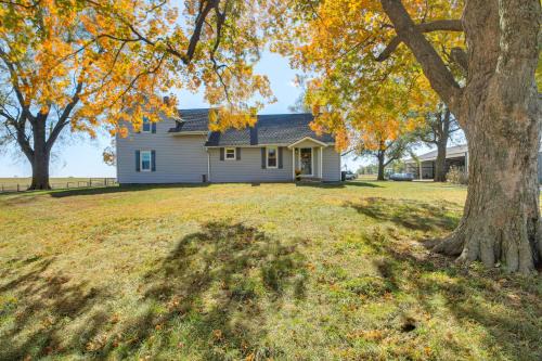 15 Mi to La Cygne Lake: Peaceful Ranch Home