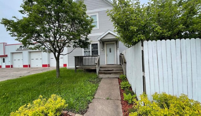 15 min to Canal Park in Duluth! ! 3bed 2bath with loft! Sleeps 8-12