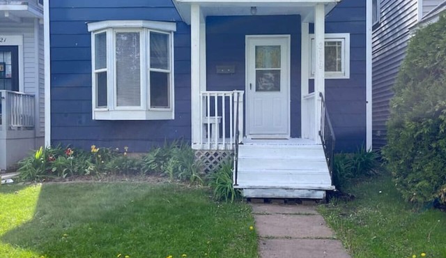 15 minutes to Canal Park!. 3bd 1 bathroom.Dog friendly place! Fenced yard