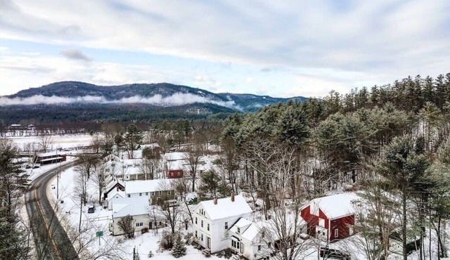 1860 6 Bedroom Farmhouse with Hot Tub Close to Sunday River