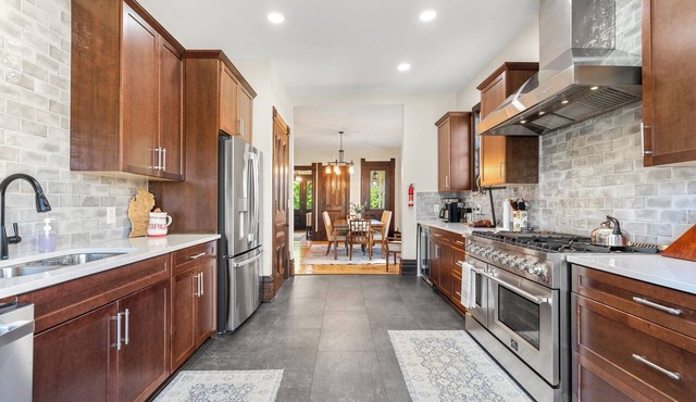 1897 Victorian + Private Balcony + Location + A/C