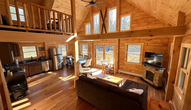18ha Log Home Close to Franconia Notch Privacy, Fire Pit, Wifi, Pool gym Passes