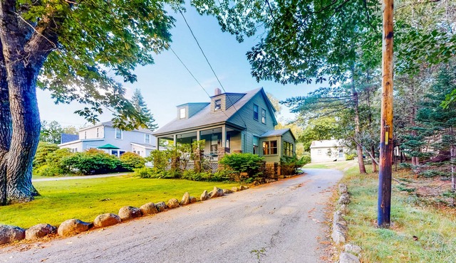 1906 Craftsman with fast WiFi, washer/dryer & nearby beach access