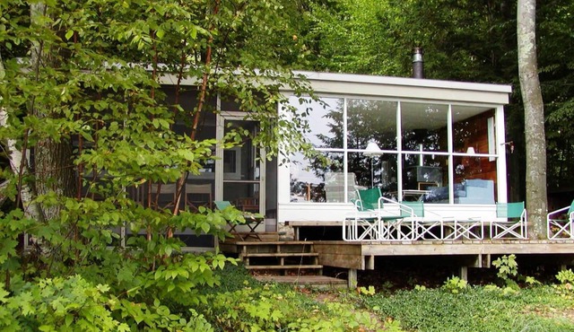 1938 Lakeside Cottage - Big Glen Lake Waterfront, Historic 30's Modern Cabin